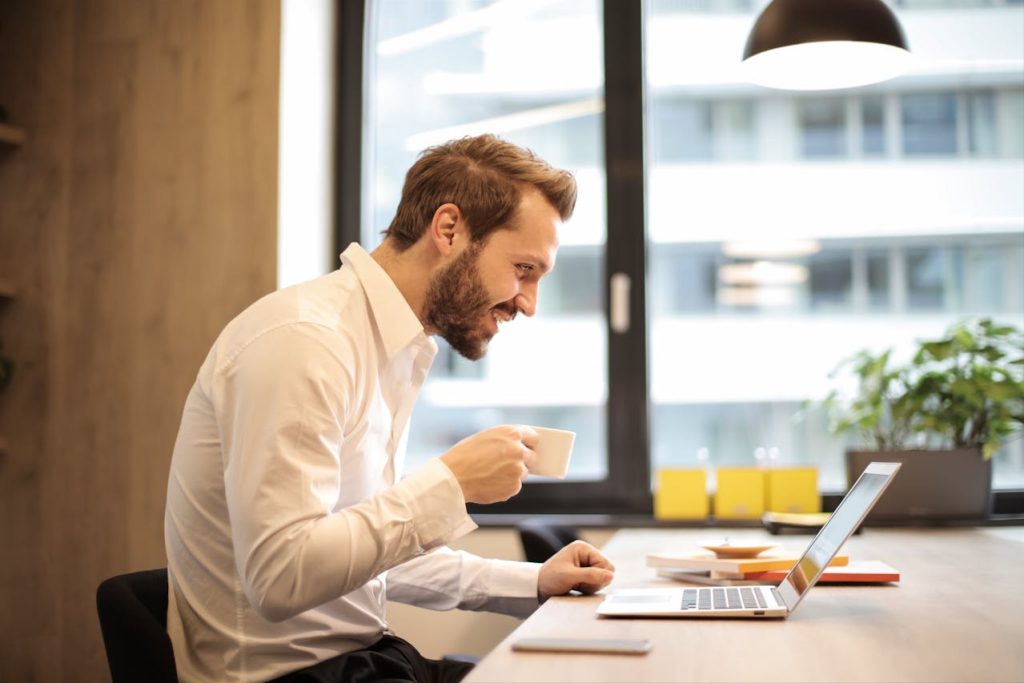 Man aan het werk op laptop